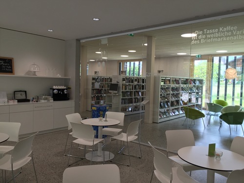 Bild 4: Bibliothek und Ludothek Spiez, Blick aus dem Café in den Bibliotheksraum. (Photo: Rudolf Mumenthaler)