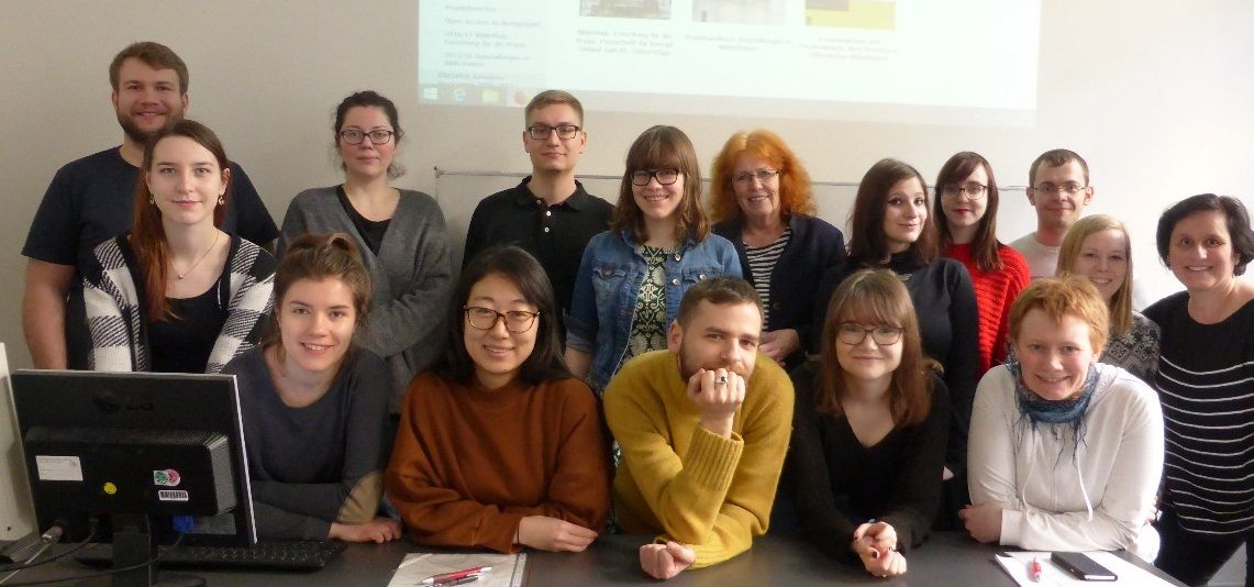 Petra Hauke mit Seminarteilnehmern im Wintersemester 2017/2018 (Fotografie: Valentina Dimitriadu)