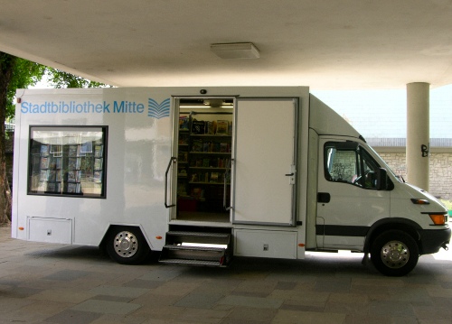Einer der beiden kleineren Bibliotheksbusse, hier auf dem Hof der Hansa-Grundschule