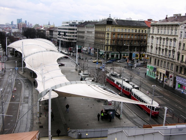 Blick auf den Urban-Loritz-Platz von der Freitreppe der Hauptbibliothek.