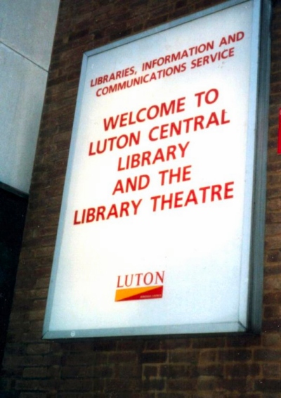 Werbetafel Luton Central Library