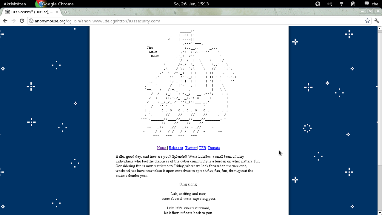 Homepage von LulzSec am Tag der Auflösung. Im Zentrum das sogenannte LulzBoat, ein in ASCII-Art gestaltetes Boot, welches auch in den Erklärungen der Gruppe beständig benutzt wurde.