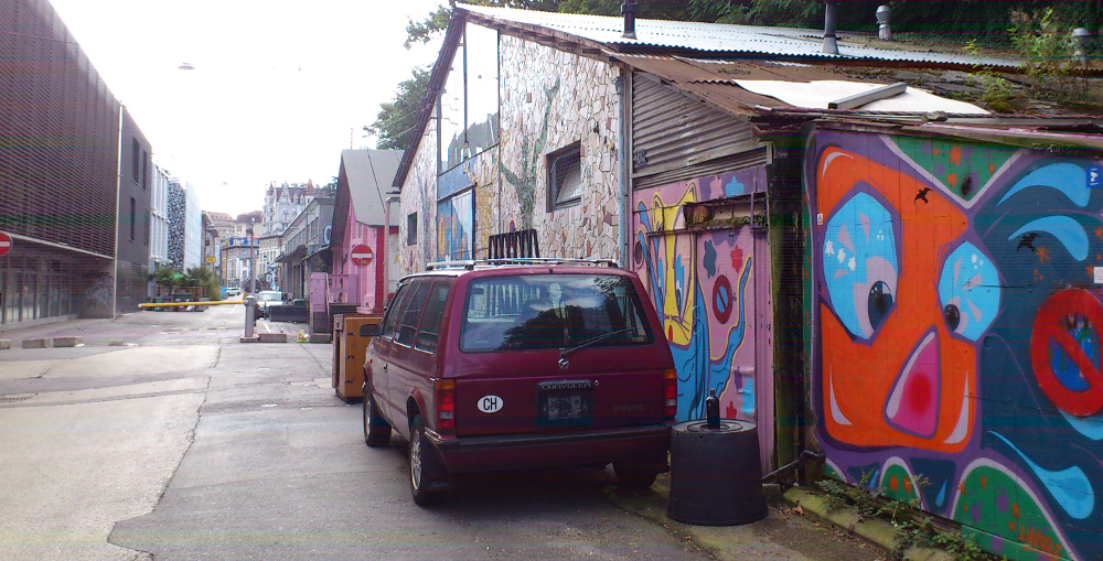 Flon, situation 2014. On the right the last remainders of the old Flon-Flon of the 1990s, on the left the backside of the renovated buildings. The barracks on the right will be demolished, if the maison du livre et du patrimoine will be build instead.