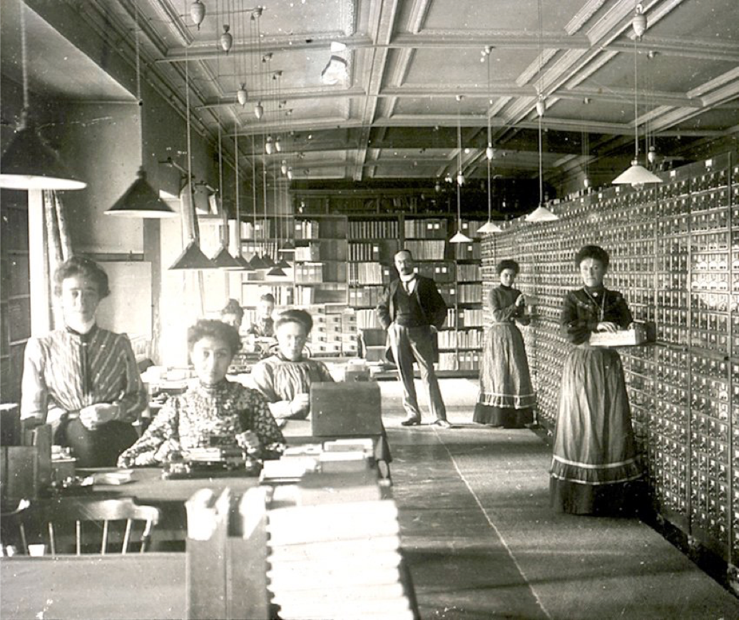 Mitarbeiterinnen bei der Dokumentationsarbeit im Mundaneum, Brüssel, ca. 1910 - Quelle (c) Mundaneum Mons, Belgien.