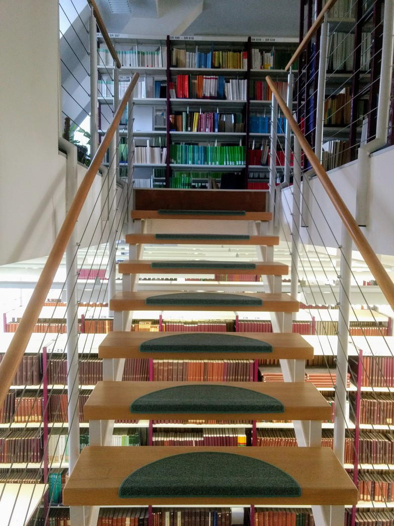 Treppe zwischen Etagen der Bibliothek
