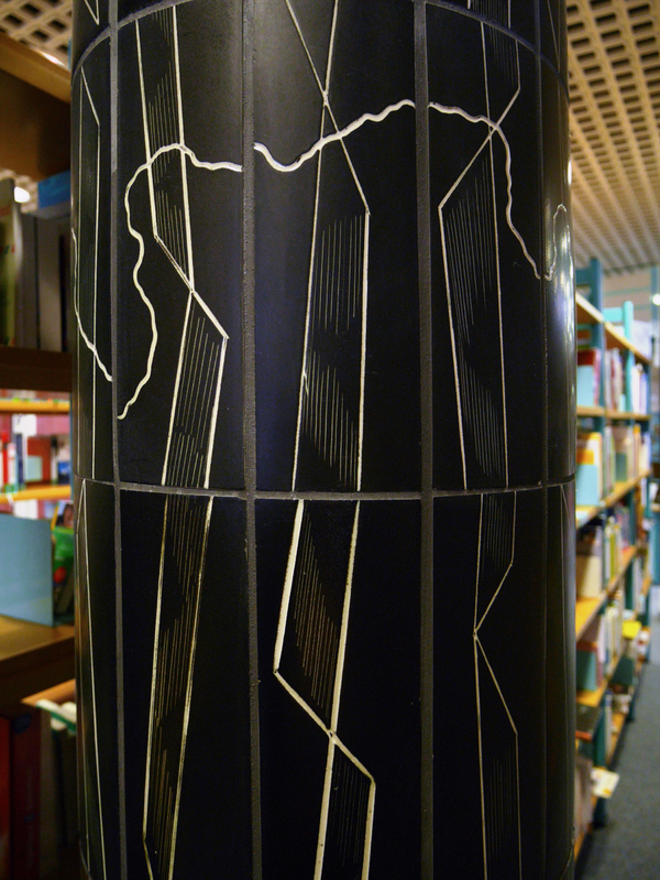 Kunst am Bau – die Säulenverkleidung des ehemaligen Textilkaufhauses schmückt auch die Stadtbibliothek