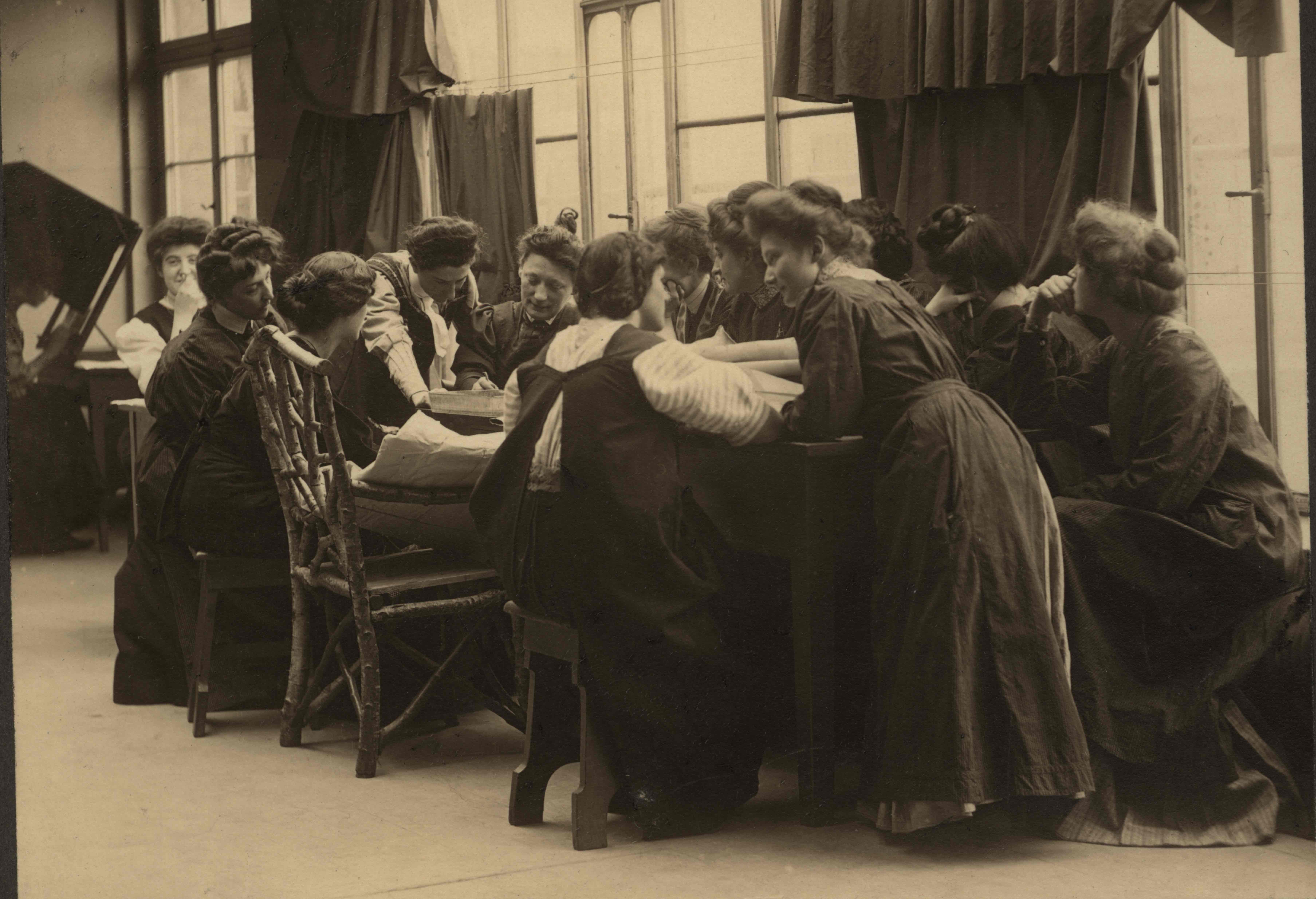 Marie Kundt mit Schülerinnen um 1910