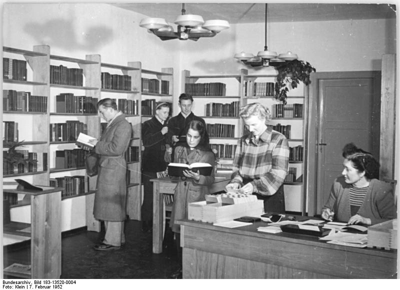 1952, Klein: “Berlin, öffentliche Bibliothek, Besucher”, https://commons.wikimedia.org/wiki/File:Bundesarchiv_Bild_183-13520-0004,_Berlin,_%C3%B6ffentliche_Bibliothek,_Besucher.jpg (CC BY-SA 3.0 DE)