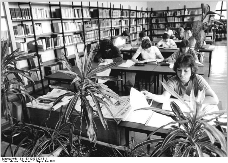 1986, Thomas Lehmann: “Köthen, Ingenieurhochschule, Bibliothek”, https://commons.wikimedia.org/wiki/File:Bundesarchiv_Bild_183-1986-0903-311,_K%C3%B6then,_Ingenieurhochschule,_Bibliothek.jpg (CC BY-SA 3.0 DE)