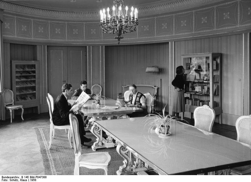 1958, Klaus Schütz: “Berlin, Ibero-Amerikanische Bibliothek”, https://commons.wikimedia.org/wiki/File:Bundesarchiv_B_145_Bild-P047388,_Berlin,_Ibero-Amerikanische_Bibliothek.jpg (CC BY-SA 3.0 DE)