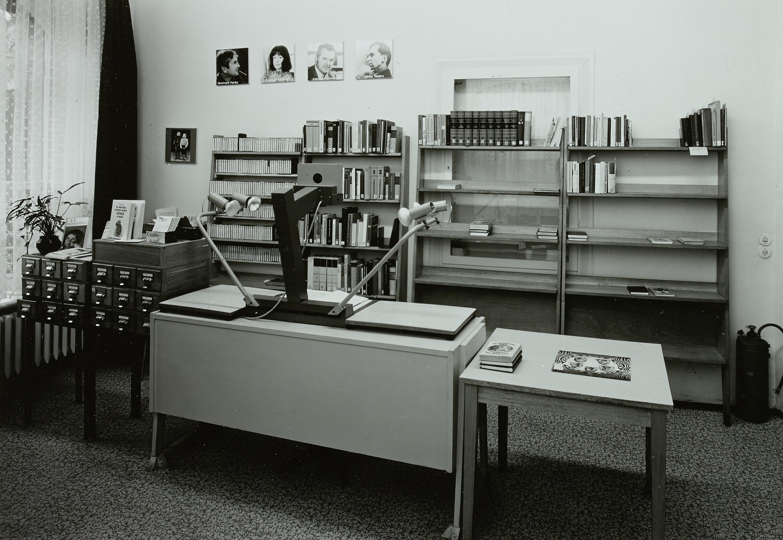 1981, Hans Reinecke: “Fotomechanische Verbuchung, Ausleihe Stadtbibliothek Plauen”, http://www.deutschefotothek.de/documents/obj/70017571