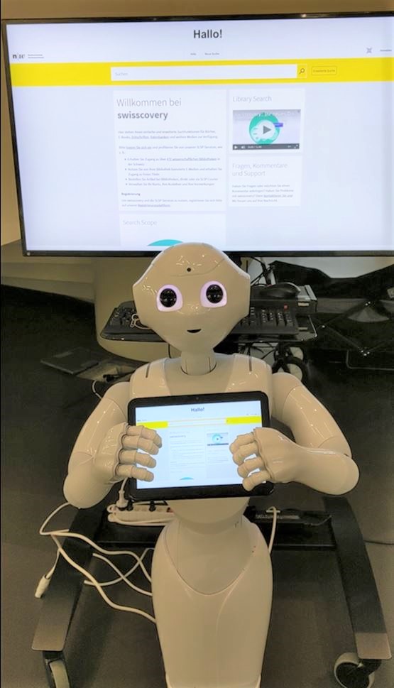 Abbildung 2: Der Roboter erklärt die Recherche im Suchportal swisscovery der FHNW Bibliotheken.