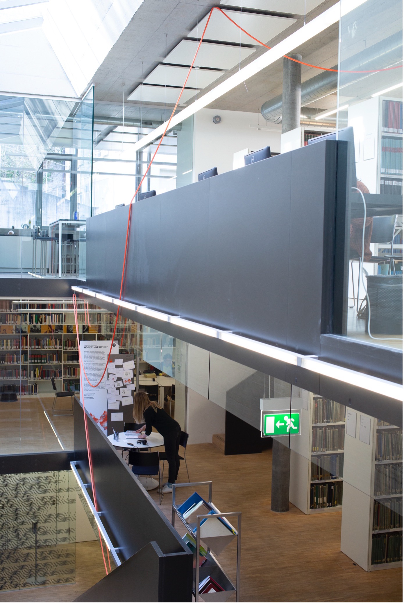 Abbildung 4: Das Seil und damit die Ausstellung führt über insgesamt vier Stockwerke quer durch die Vera Oeri Bibliothek. Foto: Szenografie Stauffenegger + Partner. (CC BY 4.0)