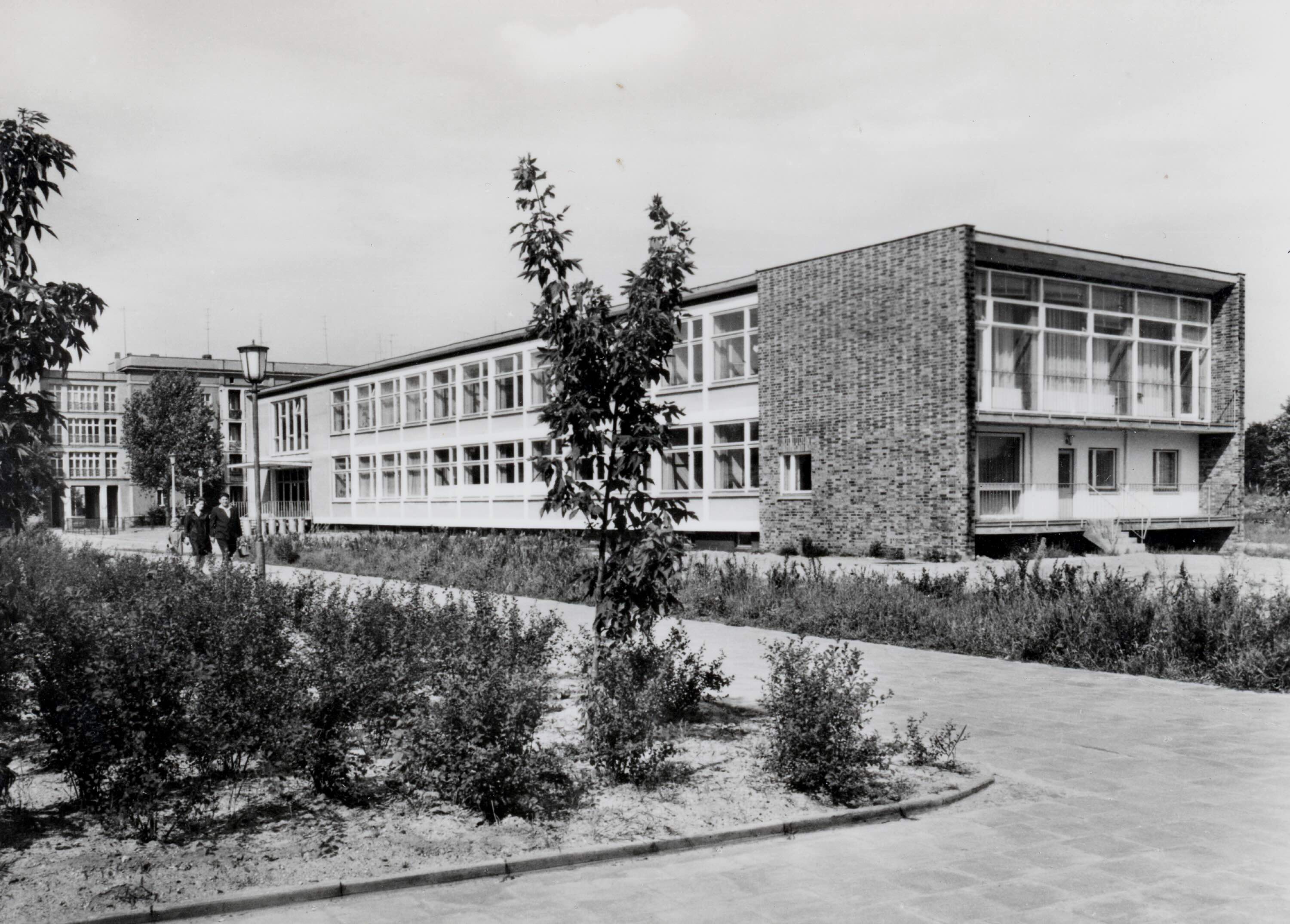 Ansichtskarte: Eisenhüttenstadt. Schule-Pionierhaus. Am Pionierweg. Berlin: Graphokopie H. Sander KG, 1071 Berlin (B 8/68 Best.-Nr. B 2759). 1968