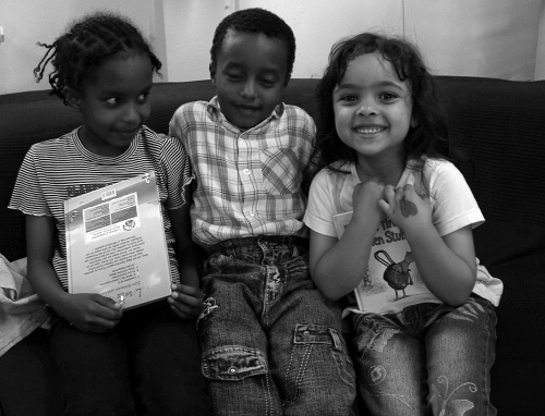 Kinder mit Büchern beim Lesenachmittag