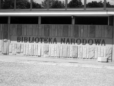 Abb1. Am Eingang des Gebäudes der Nationalbibliothek in Warschau - für größere Ansicht klicken
