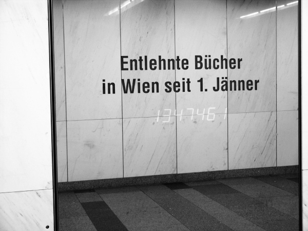 Entlehnte Bücher seit  Jänner... - eine Tafel in der Fußgängerunterführung am Karlsplatz