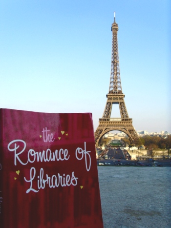 The Romance of Libraries am Eiffelturm